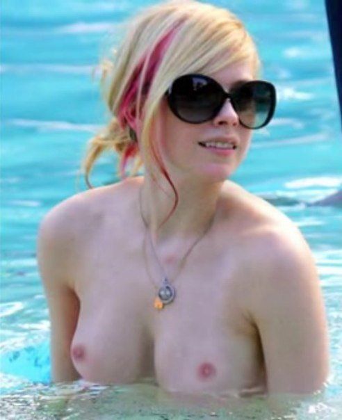 Avril boob shot