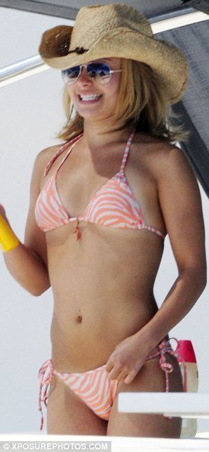 Hayden panettiere flashes her bikini top