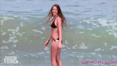 Hot chick gets pansted in bikini